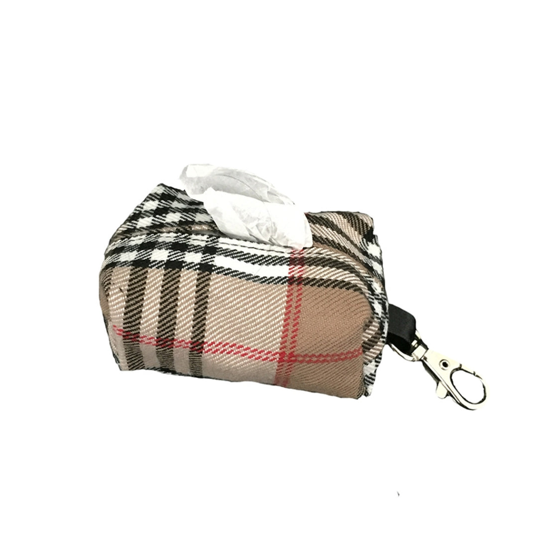 Nunca más salgas sin estilo y sin estar preparado! El portabolsas modelo Berry combina practicidad y elegancia para que tú y tu peludo siempre estén listos en sus paseos.
