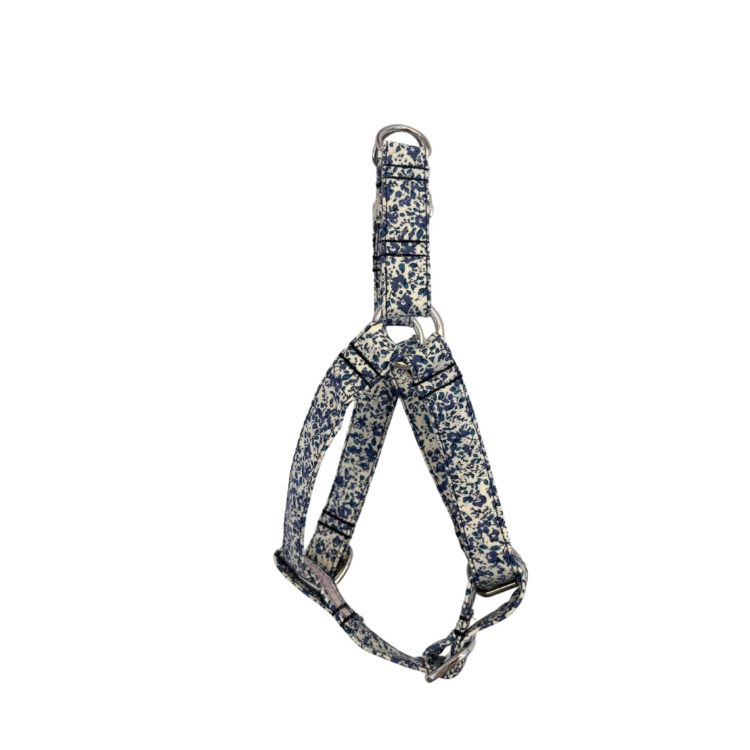 Su diseño tipo cinta es ligero, resistente y fácil de ajustar, adaptándose perfectamente al cuerpo de tu perro para evitar roces o incomodidades. Además, distribuye la presión de forma uniforme, protegiendo su cuello y mejorando la experiencia del paseo tanto para ti como para tu compañero de cuatro patas.