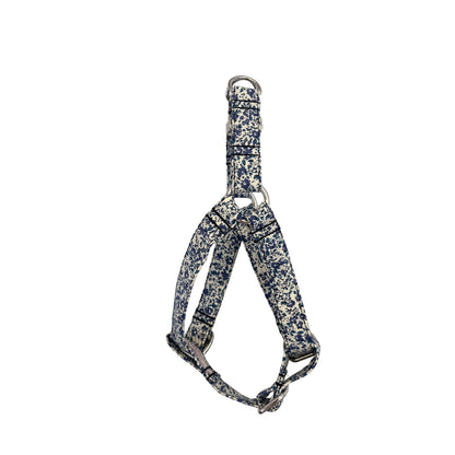 Su diseño tipo cinta es ligero, resistente y fácil de ajustar, adaptándose perfectamente al cuerpo de tu perro para evitar roces o incomodidades. Además, distribuye la presión de forma uniforme, protegiendo su cuello y mejorando la experiencia del paseo tanto para ti como para tu compañero de cuatro patas.