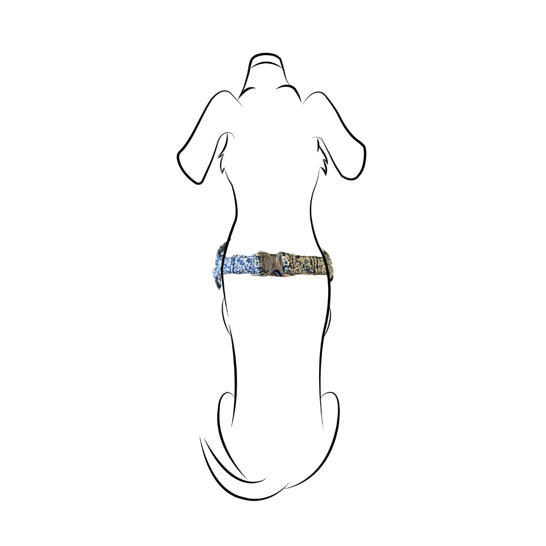 - Ajuste personalizado: Hebillas resistentes y correas regulables para un ajuste seguro.
- Material duradero: Cinta de Nylon de alta calidad forrada en tejido de algodón, suave al tacto y fácil de lavar.
- Diseño práctico: Fácil de poner y quitar, ideal para uso diario.
- Seguridad ante todo: Anilla metálica para correa, con costuras reforzadas para mayor resistencia.