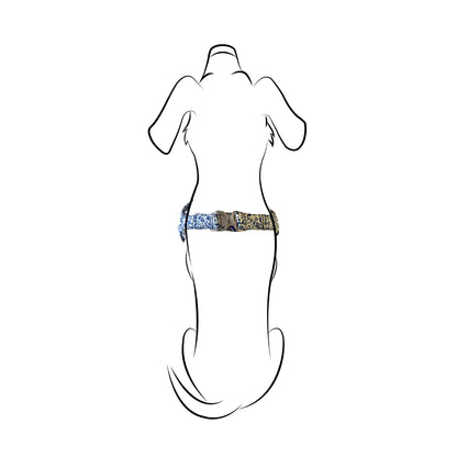 - Ajuste personalizado: Hebillas resistentes y correas regulables para un ajuste seguro.
- Material duradero: Cinta de Nylon de alta calidad forrada en tejido de algodón, suave al tacto y fácil de lavar.
- Diseño práctico: Fácil de poner y quitar, ideal para uso diario.
- Seguridad ante todo: Anilla metálica para correa, con costuras reforzadas para mayor resistencia.