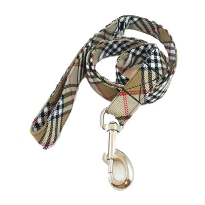 ¡El complemento perfecto para los paseos con estilo! La correa modelo Berry es ideal para dueños que buscan diseño, seguridad y comodidad en cada salida con su perro. Con su inconfundible estampado Berry, esta correa combina perfectamente con nuestro arnés Berry para formar un set elegante y funcional.