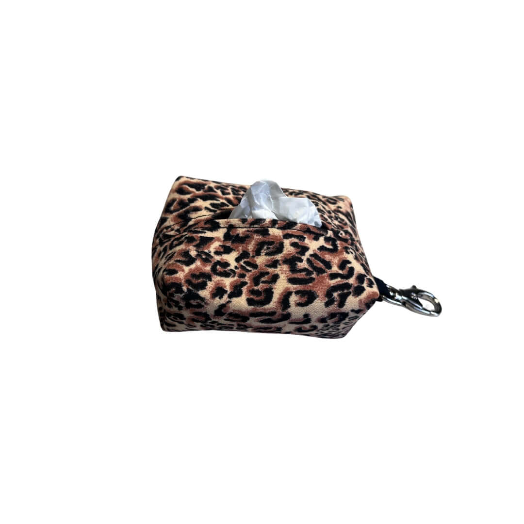 ¡Dale un toque salvaje a los paseos con tu peludo! Este pop bag con estampado de leopardo no solo es práctico, también es una declaración de estilo. Fabricado en tela suave y resistente, este dispensador de bolsitas higiénicas es perfecto para llevar colgado en la correa, mochila o cinturón gracias a su mosquetón metálico.
 Diseño compacto y ligero.
Cierre con cremallera para recarga fácil.
Apertura superior para extraer las bolsitas con comodidad.
Estampado animal print que marca la diferencia.