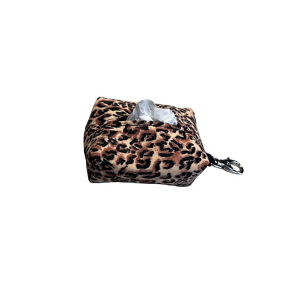 ¡Dale un toque salvaje a los paseos con tu peludo! Este pop bag con estampado de leopardo no solo es práctico, también es una declaración de estilo. Fabricado en tela suave y resistente, este dispensador de bolsitas higiénicas es perfecto para llevar colgado en la correa, mochila o cinturón gracias a su mosquetón metálico.
 Diseño compacto y ligero.
Cierre con cremallera para recarga fácil.
Apertura superior para extraer las bolsitas con comodidad.
Estampado animal print que marca la diferencia.