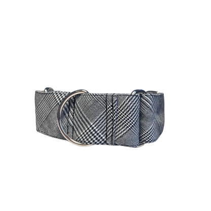 Diseñado especialmente para perros que tienden a tirar o zafarse, este collar Martingale combina control suave con máxima comodidad. Ideal para razas con cuello más ancho que la cabeza (como galgos, podencos o salukis), pero perfecto para cualquier perro que necesite un ajuste seguro sin tirones bruscos. Su diseño elegante y funcional asegura que tu compañero vaya siempre cómodo, seguro y con mucho estilo.