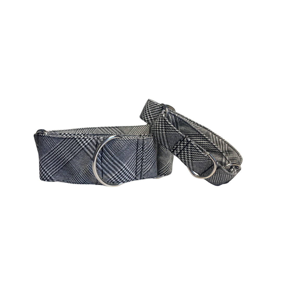 Este collar Martingale no es solo un accesorio, es una forma de cuidar a quien más quieres. Diseñado con amor para perros sensibles, curiosos o algo escapistas, se ajusta suavemente cuando más lo necesitan, sin lastimar ni incomodar. Porque sabes que cada paseo es una aventura juntos, y merecen vivirla con seguridad, confianza… y mucho estilo.