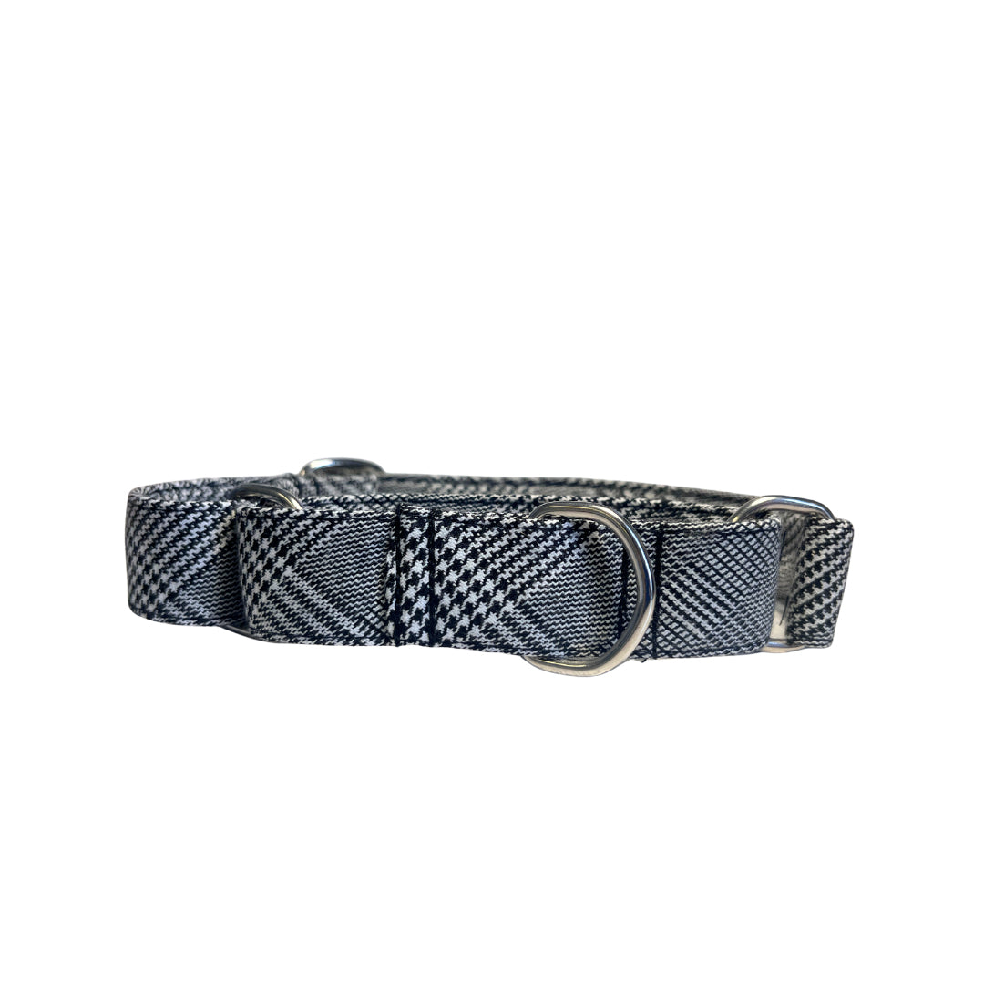 Olvídate de los tirones incómodos y los sustos por escapes. Con este collar Martingale, cada paseo se convierte en una experiencia más segura y cómoda para tu perro. Su diseño se ajusta solo cuando hace falta, ¡como por arte de magia! Y con esos colores tan bonitos y su acabado impecable, tu perro no solo irá protegido… ¡irá espectacular! 🐕✨