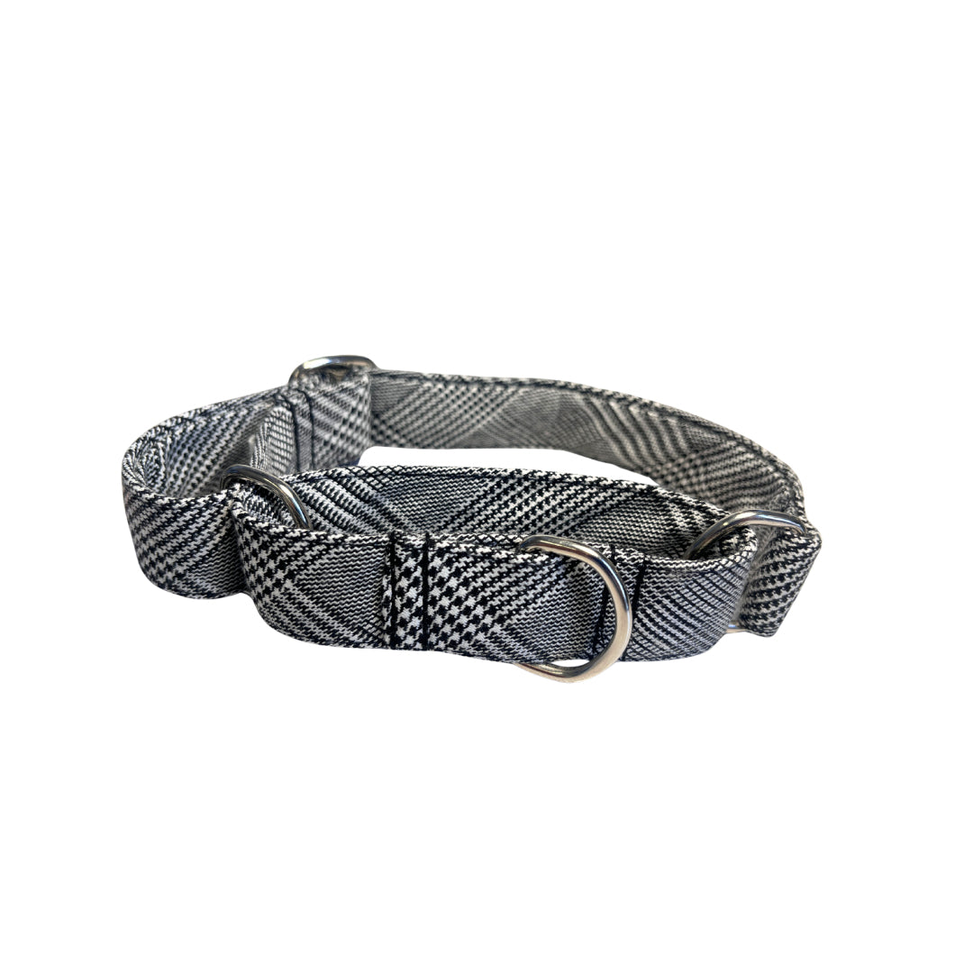 Este collar Martingale es mucho más que un accesorio: es una declaración de cuidado y buen gusto. Su diseño refinado y funcional asegura un ajuste suave y preciso, ideal para los paseos más tranquilos… o los más movidos. Con acabados de alta calidad y una presencia elegante, tu perro destacará por su porte, comodidad y seguridad. Porque cada detalle cuenta cuando se trata de lo que más quieres.