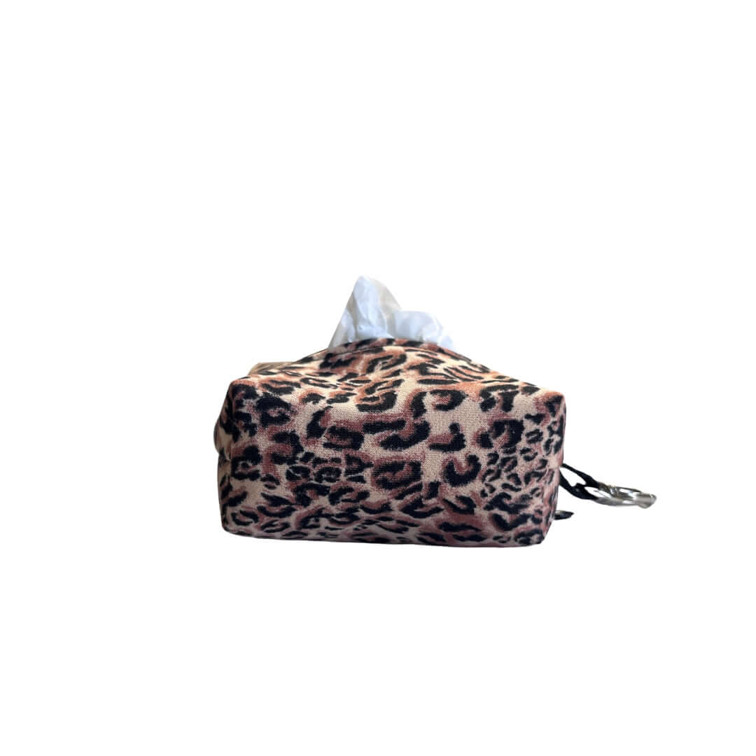 Nuestro Pop Bag con estampado de leopardo es el accesorio perfecto para llevar las bolsitas de tu perrito con mucho flow. Compacto, ligero y con un diseño salvajemente chic, es ideal para tener siempre a mano y no perder nunca el estilo.
 Estilo animal print que destaca en cada paseo
Incluye mosquetón para colgar en la correa, bolso o cinturón
Acceso rápido a las bolsitas gracias a su práctica apertura superior