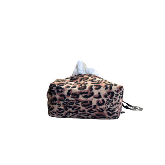 Nuestro Pop Bag con estampado de leopardo es el accesorio perfecto para llevar las bolsitas de tu perrito con mucho flow. Compacto, ligero y con un diseño salvajemente chic, es ideal para tener siempre a mano y no perder nunca el estilo.
 Estilo animal print que destaca en cada paseo
Incluye mosquetón para colgar en la correa, bolso o cinturón
Acceso rápido a las bolsitas gracias a su práctica apertura superior